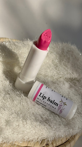 بالم لب دست ساز با رایحه آلبالو با ته رنگ طبیعی و ملایم صورتی ویتامینه لب و رفع ترک و خشکی لب